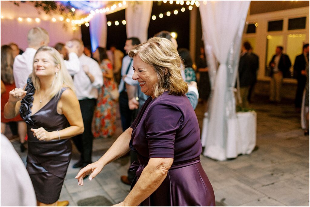 Minneapolis light and airy wedding and engagement photographer